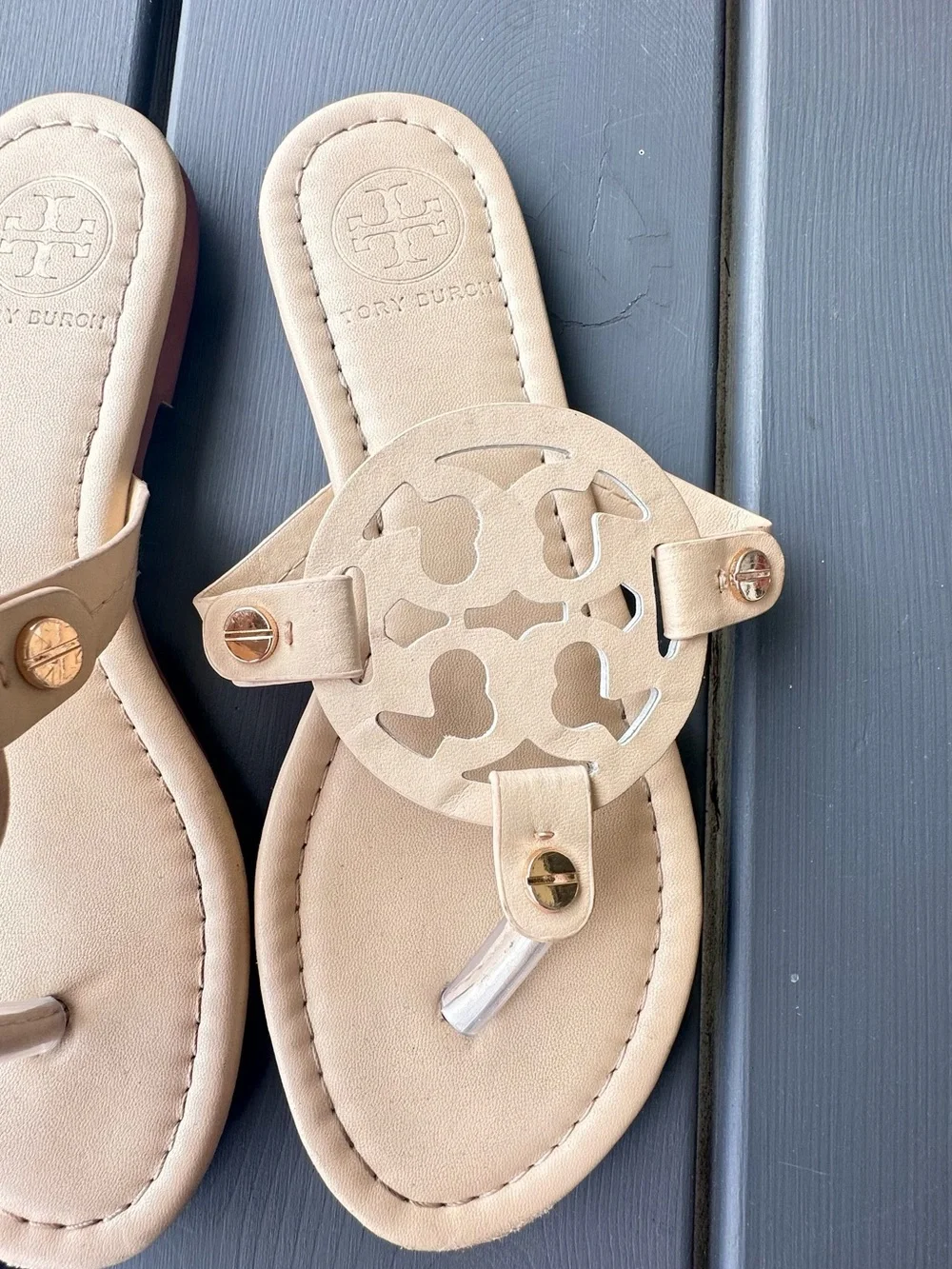Tory Burch Cream Logo Cutout Leather Thong Sandals Sz 5.5